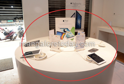 Mangaluru: Robbery at Apple showroom; items worth Rs. 20 lac looted 1